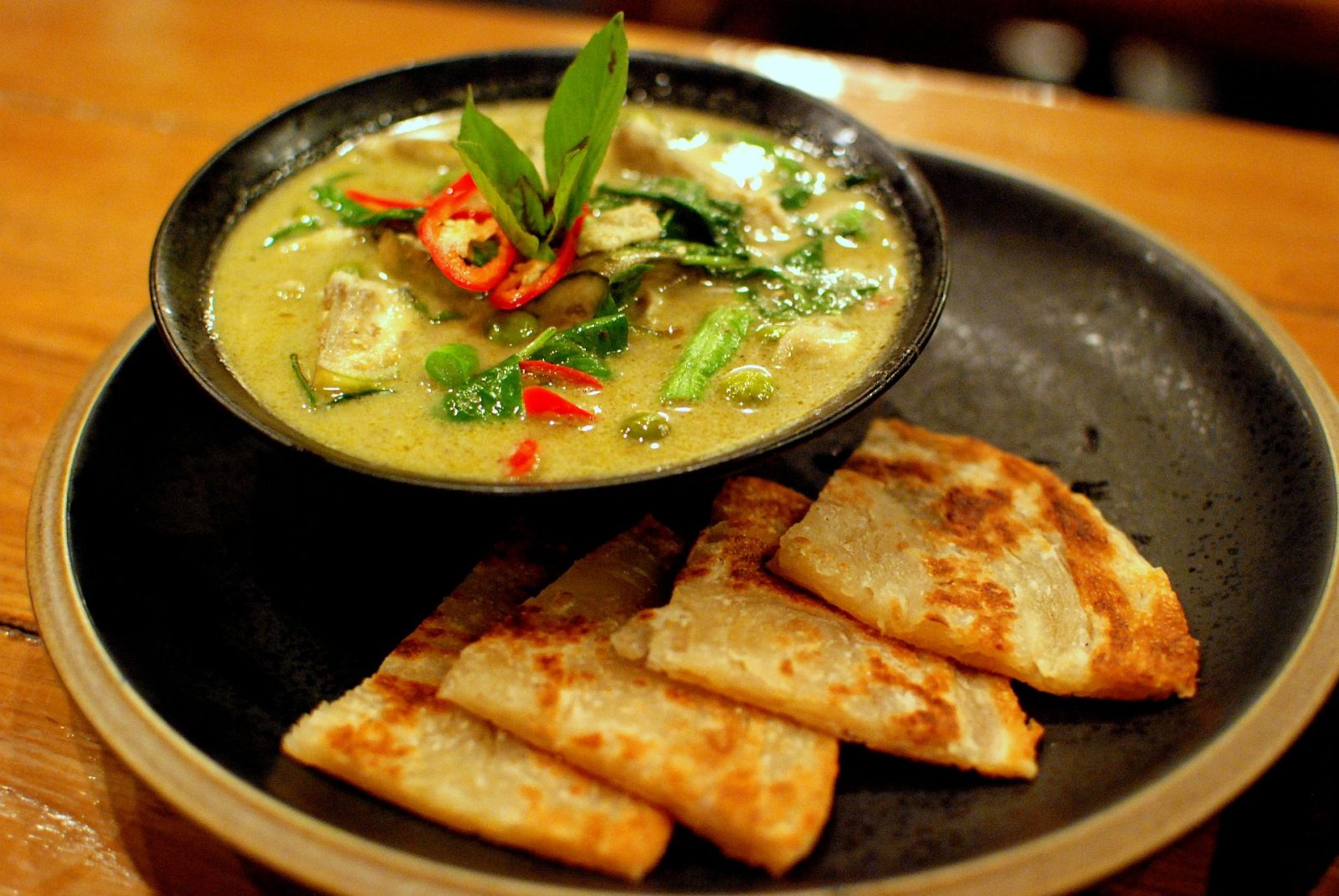 Gaeng Khiao Wan (แกงเขียวหวาน) — Central Thai Green Curry with Chicken